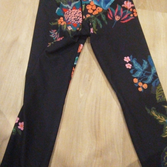 Super cute yoga pants size small - Picture 5 of 7